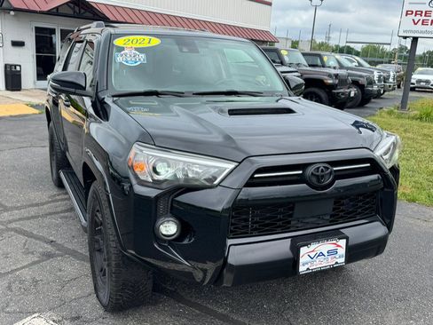 Used 2021 Toyota 4Runner Venture w/ Moonroof Package AWD/4WD image 4