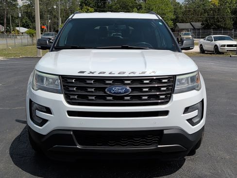 Used 2017 Ford Explorer XLT w/ Equipment Group 202A FWD image 8