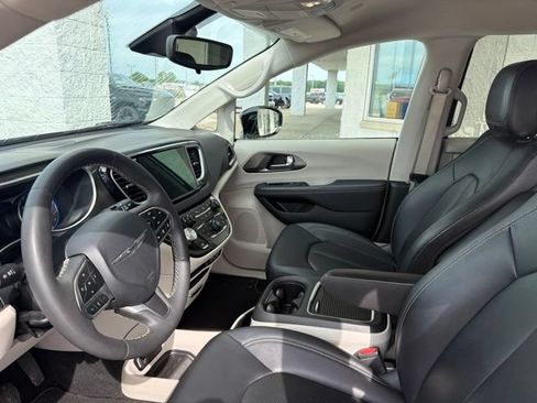 Certified 2024 Chrysler Pacifica Touring-L FWD image 4