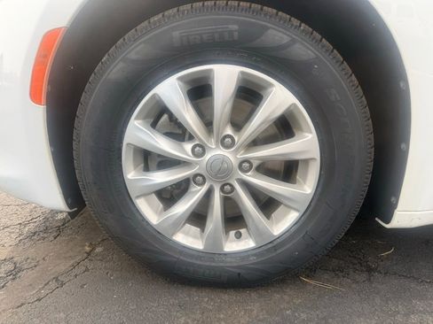 Used 2018 Chrysler Pacifica Touring-L image 9