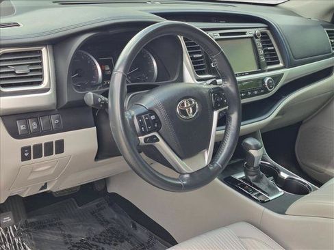 Used 2018 Toyota Highlander Plus FWD image 10