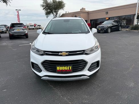 Used 2017 Chevrolet Trax LT w/ Driver Confidence Package image 2