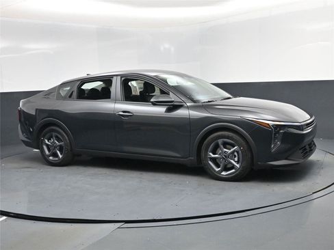 New 2025 Kia K4 LXS image 2