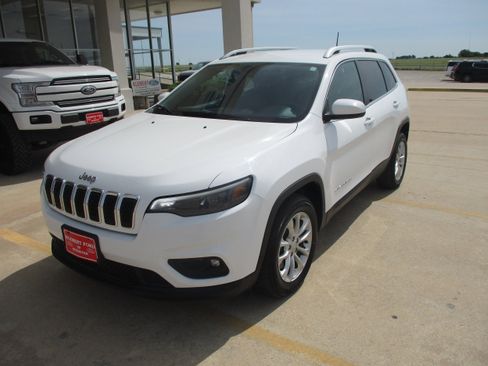Used 2019 Jeep Cherokee Latitude w/ Popular Appearance Group FWD image 2