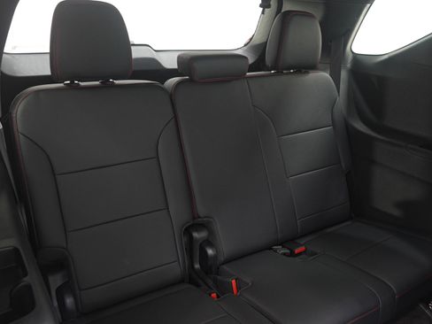 Used 2025 Chevrolet Traverse RS image 16