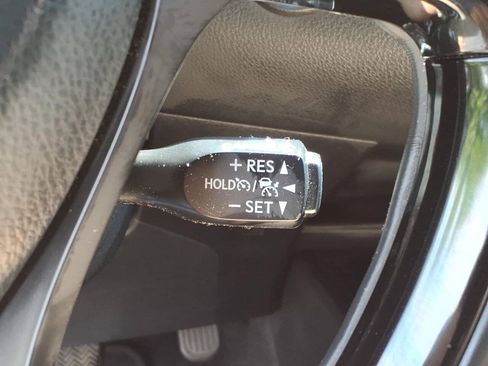 Used 2018 Toyota C-HR XLE FWD image 25