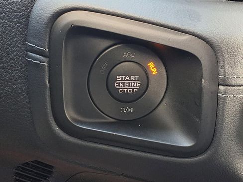 Used 2025 Jeep Gladiator Sport image 6