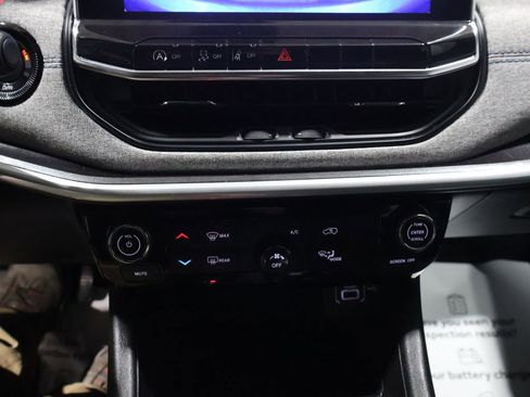 Used 2024 Jeep Compass Latitude image 27