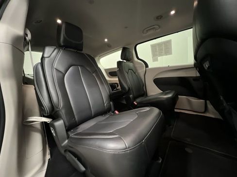 Used 2023 Chrysler Pacifica Touring-L image 25