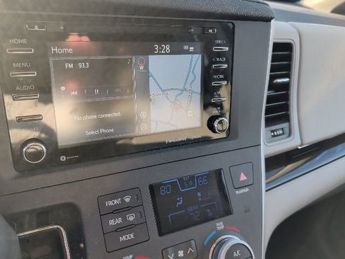 Used 2020 Toyota Sienna XLE Premium image 2