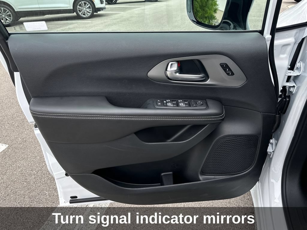 New 2027 Chrysler Pacifica Select FWD image 18
