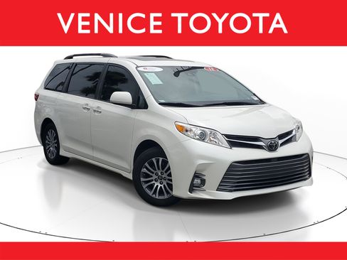 Certified 2018 Toyota Sienna XLE Premium FWD image 1