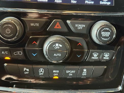 Used 2019 Jeep Grand Cherokee Laredo w/ 18" Wheel & 8.4" Radio Group AWD/4WD image 16