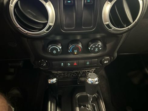 Used 2017 Jeep Wrangler Sahara w/ Connectivity Group AWD/4WD image 18