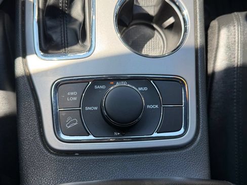 Used 2022 Jeep Grand Cherokee Laredo X AWD/4WD image 15