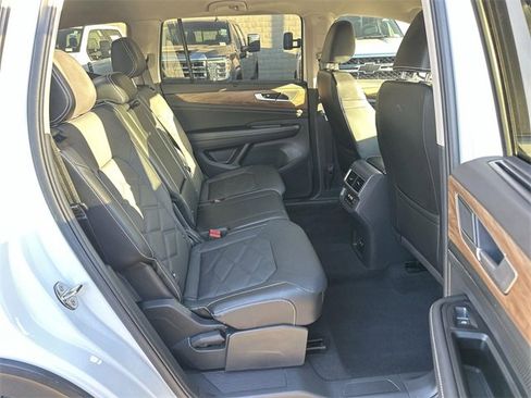 Used 2024 Volkswagen Atlas SE image 25