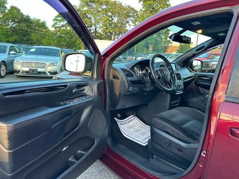 Used 2019 Dodge Grand Caravan SE FWD image 12