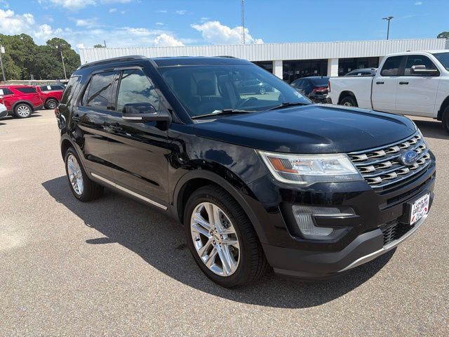 Used 2017 Ford Explorer XLT w/ Equipment Group 202A AWD/4WD image 2
