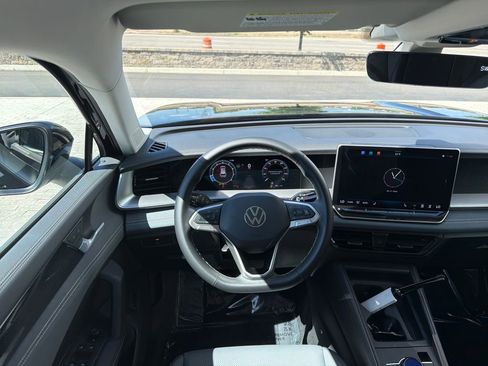 Certified 2025 Volkswagen Tiguan SE AWD/4WD image 17