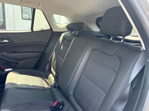 Used 2024 Chevrolet Trax LT w/ Sunroof Package FWD image 5
