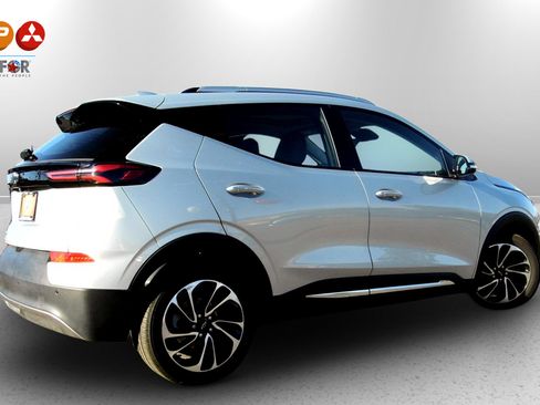 Used 2022 Chevrolet Bolt EUV Premier w/ Sun & Sound Package image 2