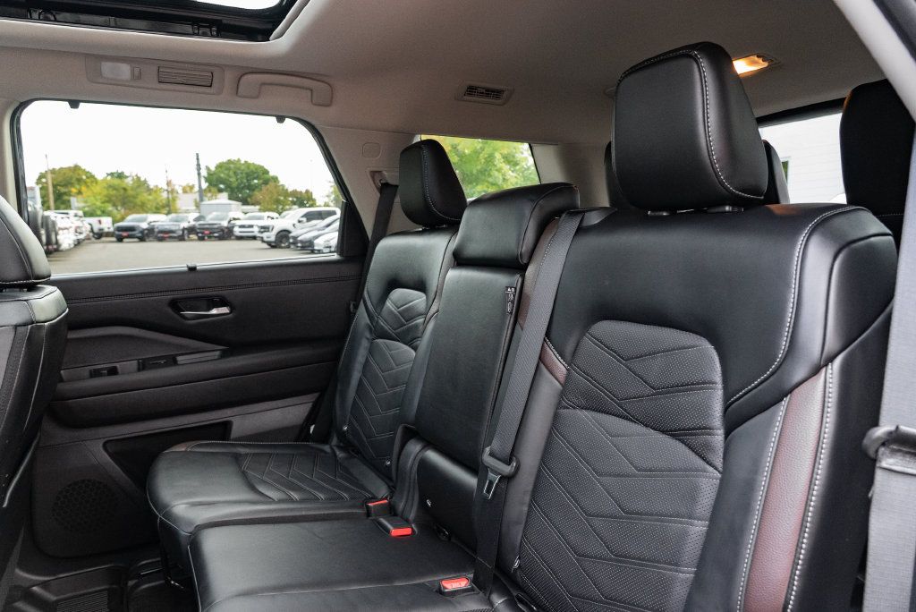 Used 2025 Nissan Pathfinder Platinum w/ Black Appearance Package AWD/4WD image 25