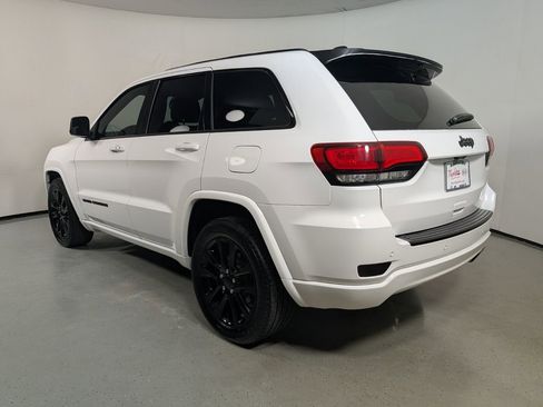 Used 2018 Jeep Grand Cherokee Altitude RWD image 5