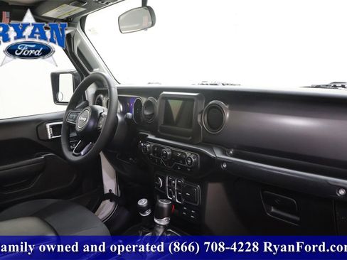 Used 2023 Jeep Gladiator Willys image 16