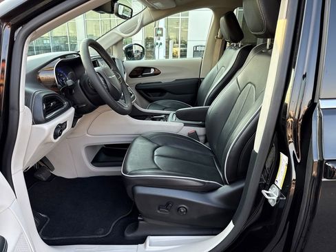 Used 2024 Chrysler Pacifica Limited image 25