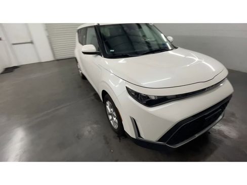 Used 2023 Kia Soul LX w/ LX Technology Package image 3