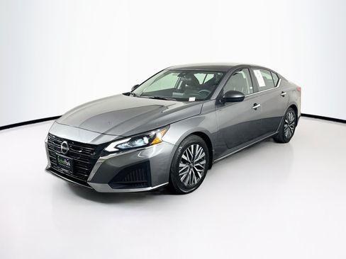 Used 2024 Nissan Altima 2.5 SV FWD image 3