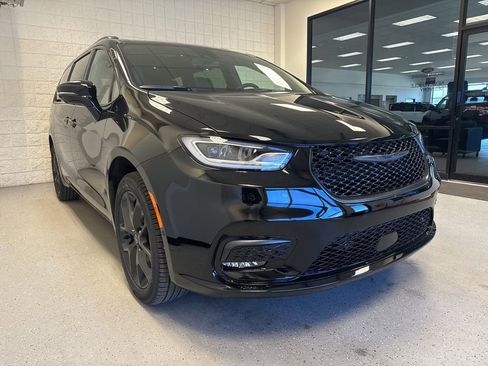 New 2026 Chrysler Pacifica Limited AWD/4WD image 8