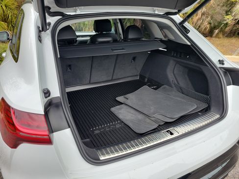 Used 2024 Audi Q8 e-tron Prestige w/ Prestige Package image 11