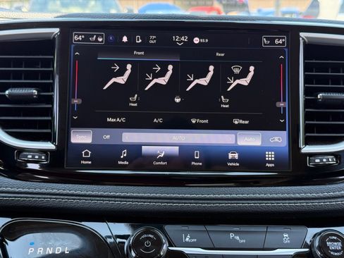 Used 2023 Chrysler Pacifica Touring-L FWD image 15