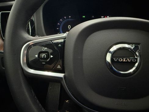Used 2023 Volvo XC60 B5 Plus image 16