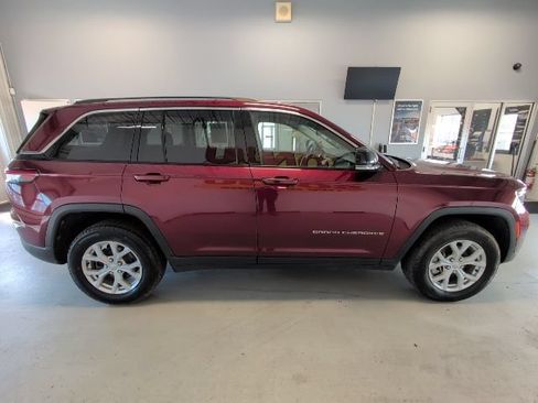 Used 2023 Jeep Grand Cherokee Limited AWD/4WD image 6