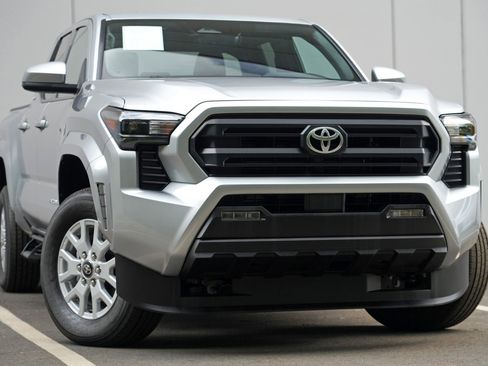Used 2025 Toyota Tacoma SR5 AWD/4WD image 4