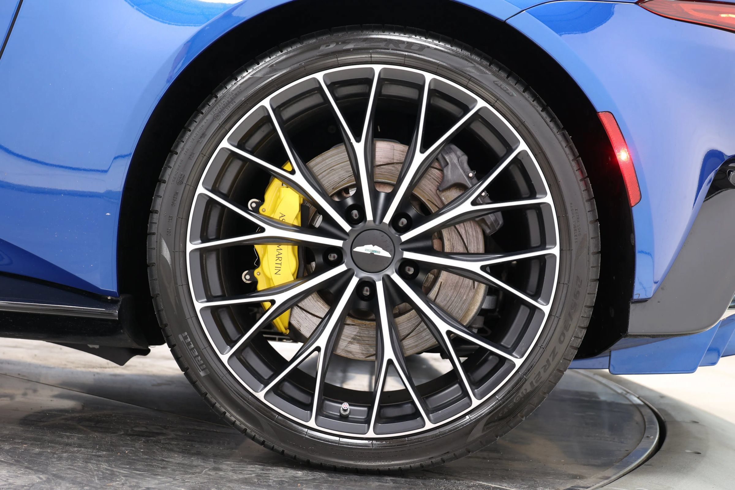 Used 2023 Aston Martin V8 Vantage Roadster RWD image 99