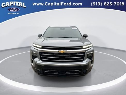 Used 2025 Chevrolet Traverse High Country image 3
