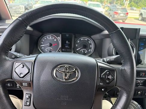 Used 2017 Toyota Tacoma TRD Off-Road AWD/4WD image 19