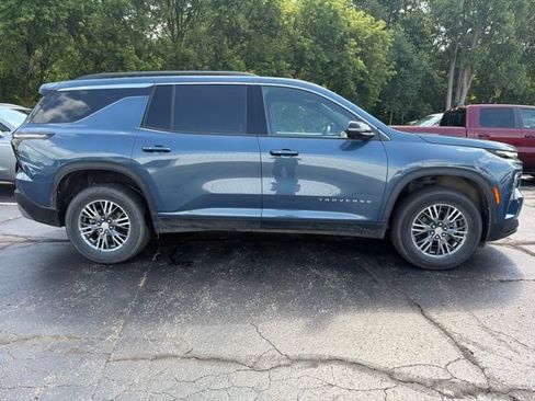 Used 2025 Chevrolet Traverse LT w/ Driver Confidence Package FWD image 2
