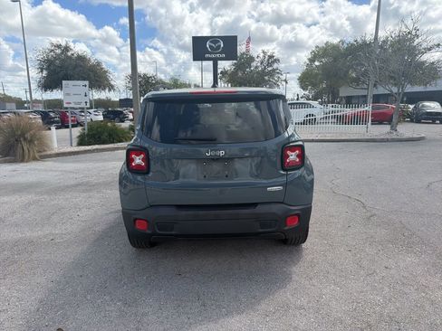 Used 2017 Jeep Renegade Latitude w/ Popular Equipment Group image 9
