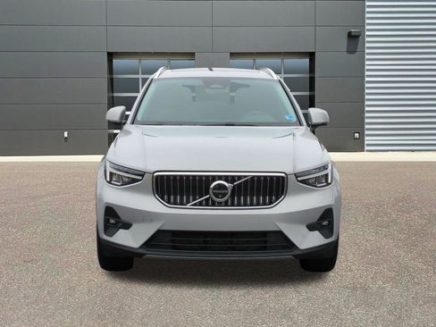 Used 2025 Volvo XC40 B5 Plus image 2