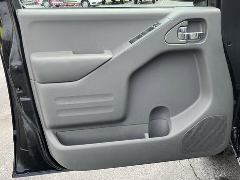 Used 2015 Nissan Frontier SL image 19