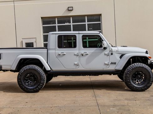 Used 2023 Jeep Gladiator Overland AWD/4WD image 11