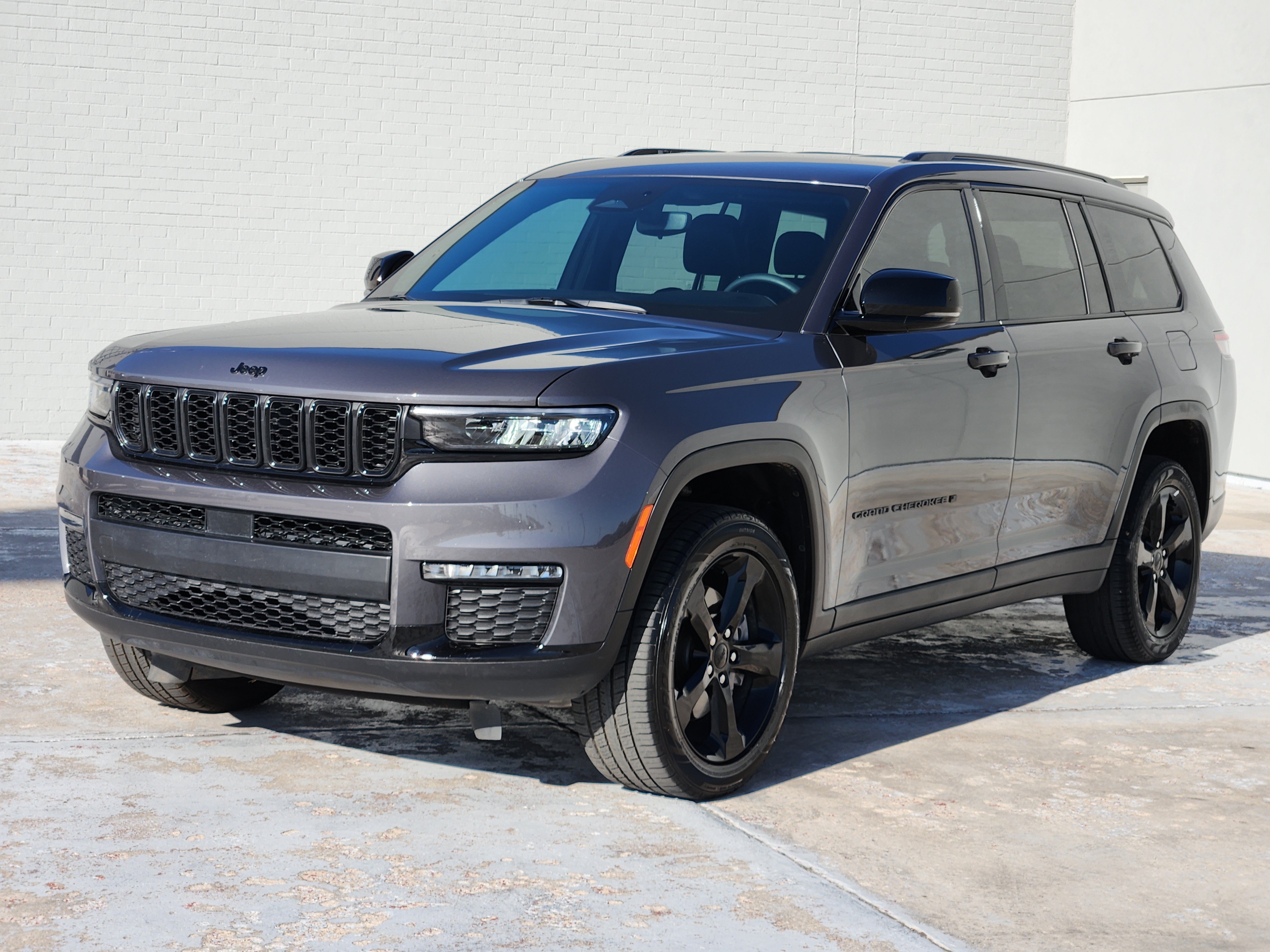 Used 2024 Jeep Grand Cherokee L Limited w/ Black Appearance Package AWD/4WD image 4