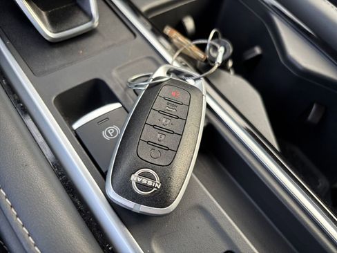 Used 2025 Nissan Pathfinder SV image 18