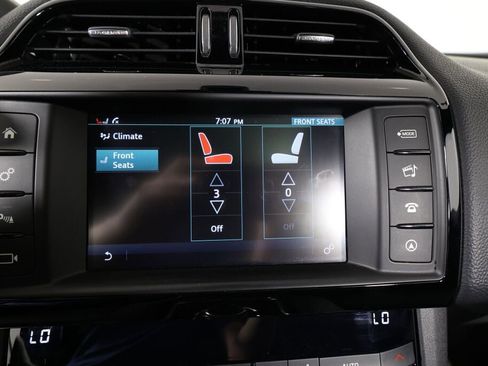 Used 2017 Jaguar F-PACE Premium image 38