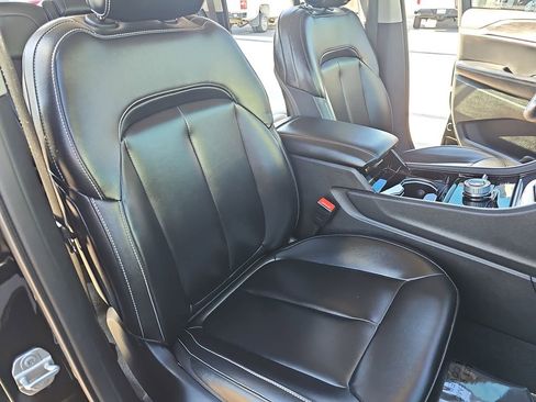 Used 2023 Jeep Grand Cherokee Limited w/ Black Appearance Package image 10