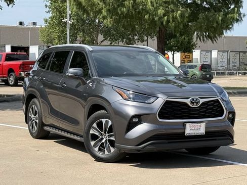 Certified 2024 Toyota Highlander XLE FWD image 2